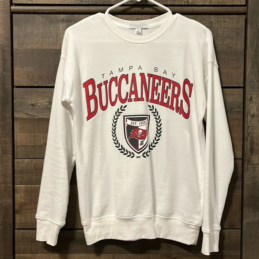 Erin Andrews wEAr Tampa Bay Buccaneers crew neck